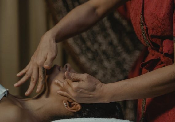 découvrez l'acupression, une méthode ancestrale de guérison par la pression des points d'acupuncture. apprenez à soulager le stress, améliorer votre bien-être et retrouver l'équilibre grâce à cette technique simple et efficace.