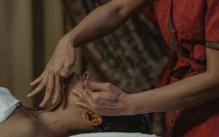 découvrez l'acupression, une méthode ancestrale de guérison par la pression des points d'acupuncture. apprenez à soulager le stress, améliorer votre bien-être et retrouver l'équilibre grâce à cette technique simple et efficace.