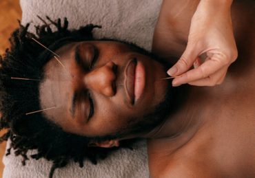 découvrez l'acupression, une technique traditionnelle qui utilise la pression des doigts sur des points spécifiques du corps pour soulager le stress, apaiser les douleurs et favoriser le bien-être. apprenez comment cette méthode naturelle peut enrichir votre santé physique et mentale.