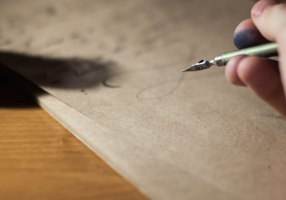 découvrez l'art de l'écriture manuscrite avec nos astuces et techniques pour améliorer votre calligraphie, personnaliser vos lettres et redécouvrir le plaisir d'écrire à la main.