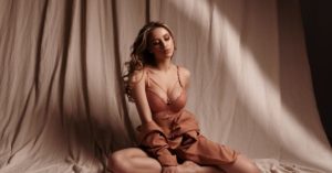 découvrez les dernières tendances en lingerie pour 2023. explorez les styles, coloris et matières qui vont transformer votre garde-robe intime, alliant confort et élégance.