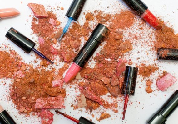 découvrez notre gamme de rouges à lèvres hautement pigmentés, conçus pour offrir une couleur éclatante et une tenue longue durée. parfaits pour toutes les occasions, nos lipsticks vous garantissent des lèvres irrésistibles et séduisantes tout au long de la journée.