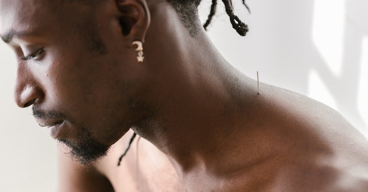 découvrez l'acupressure, une technique de médecine traditionnelle qui utilise des pressions sur des points spécifiques du corps pour soulager stress, douleurs et tensions. explorez les bienfaits de cette méthode naturelle pour améliorer votre bien-être et retrouver équilibre énergétique.