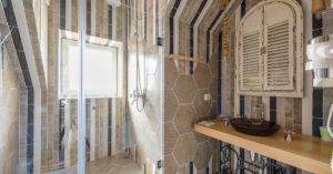 découvrez des astuces pratiques et élégantes pour l'organisation de votre salle de bain. transformez cet espace en un lieu fonctionnel et apaisant grâce à des conseils de rangement, des idées de décoration et des solutions innovantes.