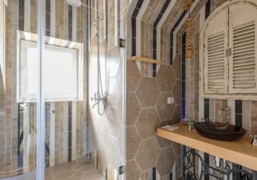 découvrez des astuces pratiques et élégantes pour l'organisation de votre salle de bain. transformez cet espace en un lieu fonctionnel et apaisant grâce à des conseils de rangement, des idées de décoration et des solutions innovantes.
