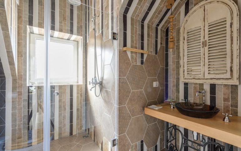 découvrez des astuces pratiques et élégantes pour l'organisation de votre salle de bain. transformez cet espace en un lieu fonctionnel et apaisant grâce à des conseils de rangement, des idées de décoration et des solutions innovantes.