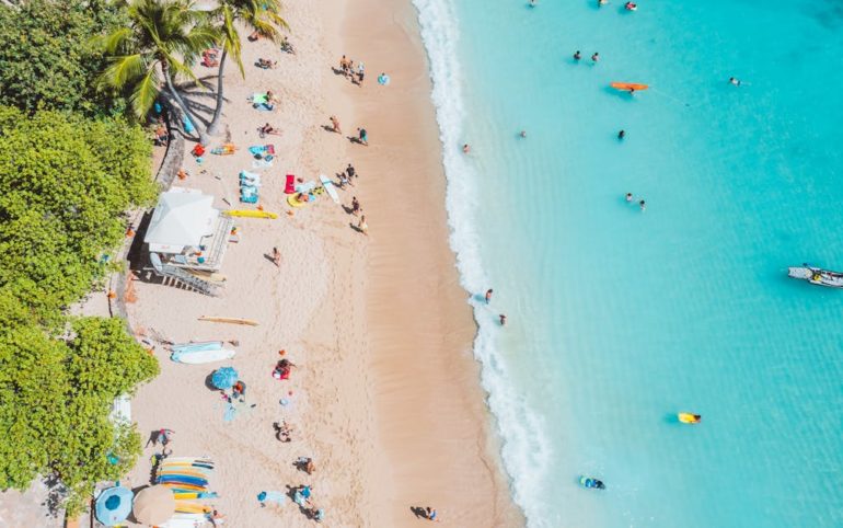 découvrez notre collection de serviettes de plage : confortables, absorbantes et au design coloré, idéales pour profiter de vos journées ensoleillées au bord de la mer.