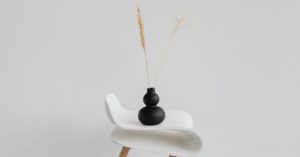 découvrez notre collection de vases décoratifs, idéaux pour embellir votre intérieur avec style. chaque vase allie élégance et créativité, parfait pour sublimer vos fleurs ou servir d'objet décoratif unique.