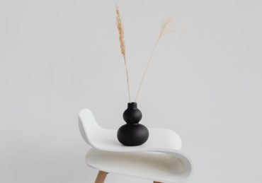 découvrez notre collection de vases décoratifs, idéaux pour embellir votre intérieur avec style. chaque vase allie élégance et créativité, parfait pour sublimer vos fleurs ou servir d'objet décoratif unique.