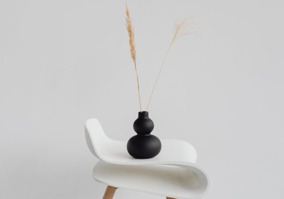 découvrez notre collection de vases décoratifs, idéaux pour embellir votre intérieur avec style. chaque vase allie élégance et créativité, parfait pour sublimer vos fleurs ou servir d'objet décoratif unique.
