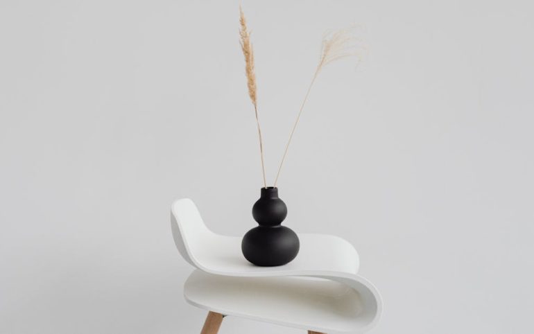 découvrez notre collection de vases décoratifs, idéaux pour embellir votre intérieur avec style. chaque vase allie élégance et créativité, parfait pour sublimer vos fleurs ou servir d'objet décoratif unique.