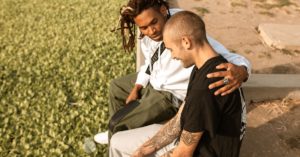 découvrez l'univers des faux piercings, une tendance mode sans engagement qui vous permet d'ajouter une touche d'originalité à votre style. explorez notre collection variée de faux piercings élégants et confortables, idéaux pour expérimenter sans douleur ni perforation.