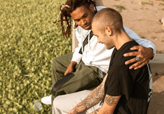 découvrez l'univers des faux piercings, une tendance mode sans engagement qui vous permet d'ajouter une touche d'originalité à votre style. explorez notre collection variée de faux piercings élégants et confortables, idéaux pour expérimenter sans douleur ni perforation.