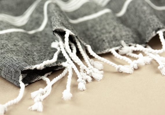 découvrez notre collection de foutas, ces serviettes de bain légères et absorbantes, idéales pour la plage ou le spa. fabriquées en coton doux, elles s'adaptent à tous vos besoins de détente avec style.