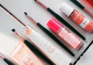 découvrez des astuces et conseils pour une organisation optimale de votre maquillage. transformez votre routine beauté grâce à des solutions créatives et pratiques qui vous aideront à garder vos produits en ordre et facilement accessibles. parfait pour les passionnées de makeup souhaitant maximiser leur espace et leur créativité.