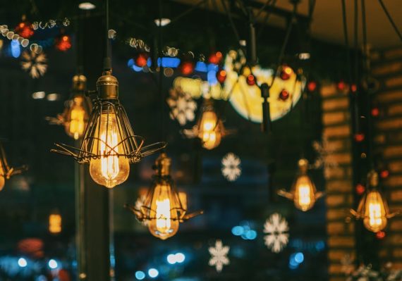 découvrez notre sélection de veilleuses et lumières nocturnes qui transforment votre espace en un havre de paix. parfaites pour une ambiance douce et sécurisée, nos night lights apportent confort et style à chaque chambre.