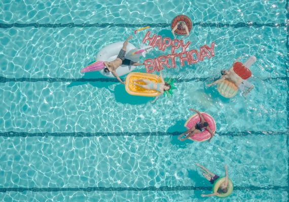 découvrez notre collection de bouées de piscine originales et amusantes. parfaites pour se détendre sous le soleil, nos flotteurs vous garantissent des moments de plaisir et de relaxation. explorez nos designs variés et transformez votre été en une expérience inoubliable à la piscine !