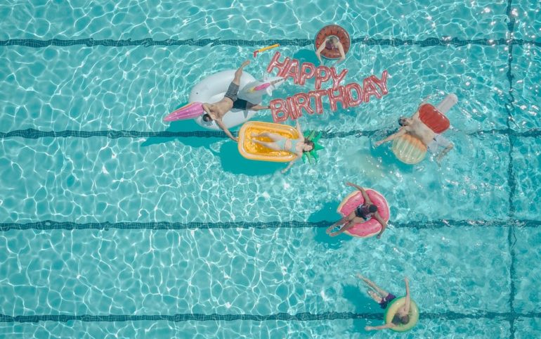 découvrez notre collection de bouées de piscine originales et amusantes. parfaites pour se détendre sous le soleil, nos flotteurs vous garantissent des moments de plaisir et de relaxation. explorez nos designs variés et transformez votre été en une expérience inoubliable à la piscine !